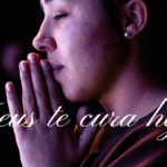 Mulher inclinada em oração com as mãos entrelaçadas, recebendo esperança e cura em Deus