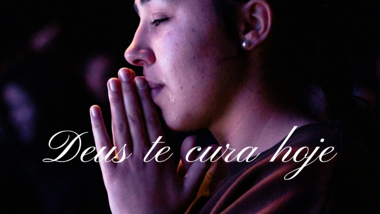 Mulher inclinada em oração com as mãos entrelaçadas, recebendo esperança e cura em Deus
