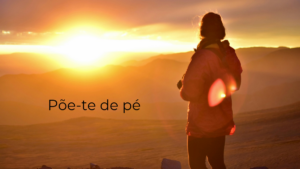 Pessoa em pé na montanha sob o pôr do sol, simbolizando chamado de Deus para estar de pé e ouvir Sua voz