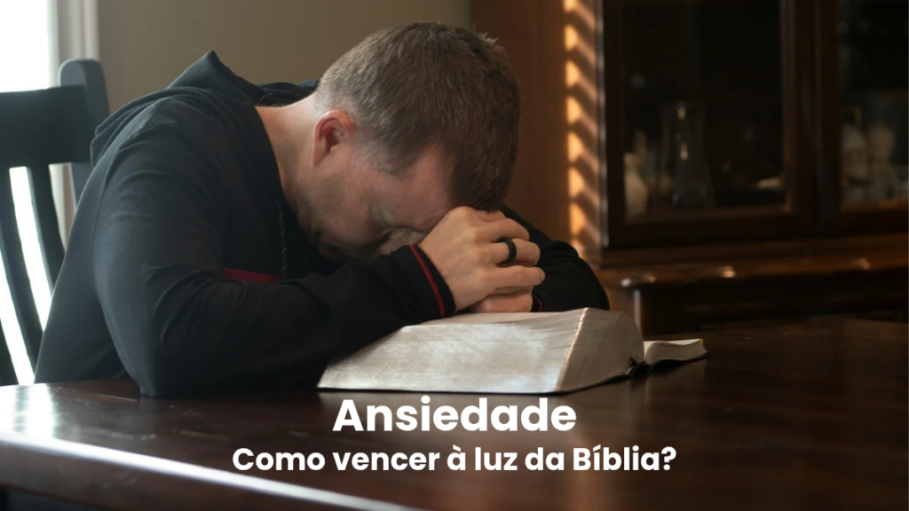 Pessoa orando com a Bíblia aberta buscando paz para ansiedade