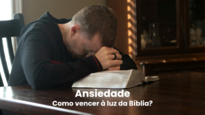 Pessoa orando com a Bíblia aberta buscando paz para ansiedade