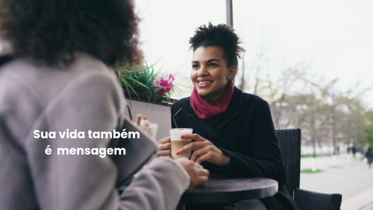 Mulher compartilhando conversa e fé em ambiente cotidiano representando o evangelho na prática